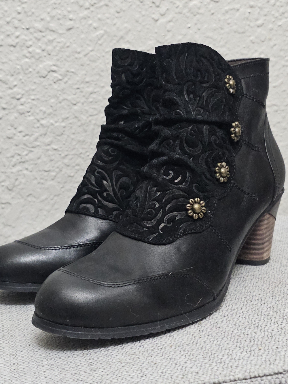 L'Artiste Belgard Black Leather Embossed Floral Ankle Boots - Picture 7 of 11